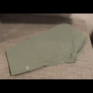 I’m selling this pair of Lululemon’s.